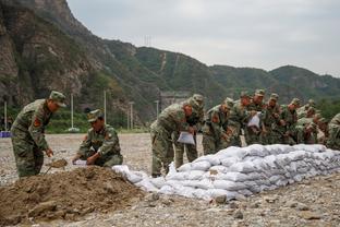 ?泰斯起跳防守被伍德顶到敏感部位 痛得跪在了地上